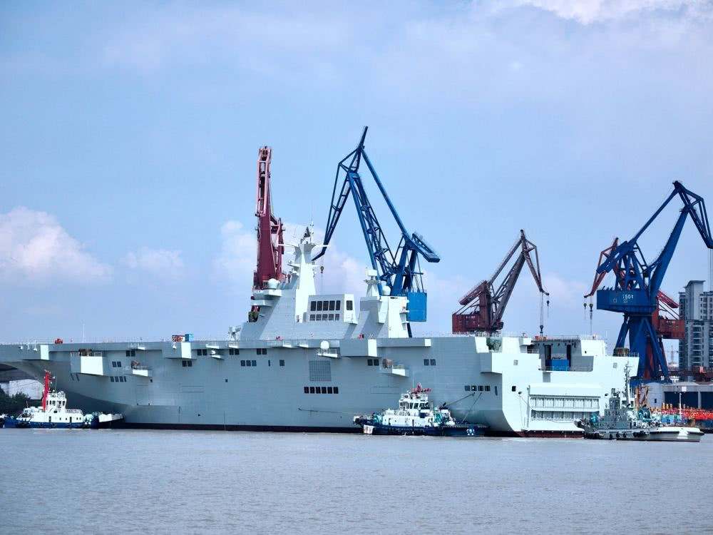 攻击舰▲中国军工厂能暴增！075二号舰舰岛完工，三号舰现身船台