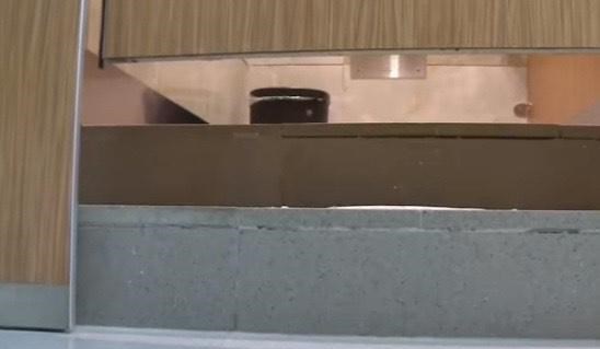 你看看这个世界 重庆偷窥男被拍照片，机智女生此举赢赞，商场：一直抓不住他