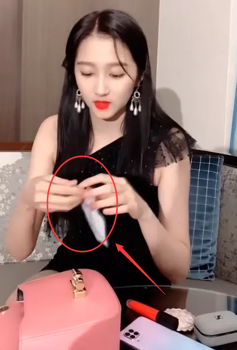 『关晓彤』关晓彤吃药视频被疯传，得知吃什么药后，网友：不敢相信