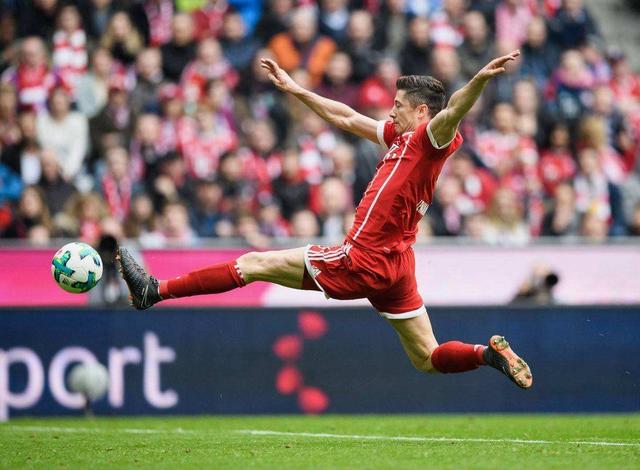 [巴塞罗那]今晚5场比赛值得关注，大黄蜂紧追拜仁，争冠和保级大战同时上演