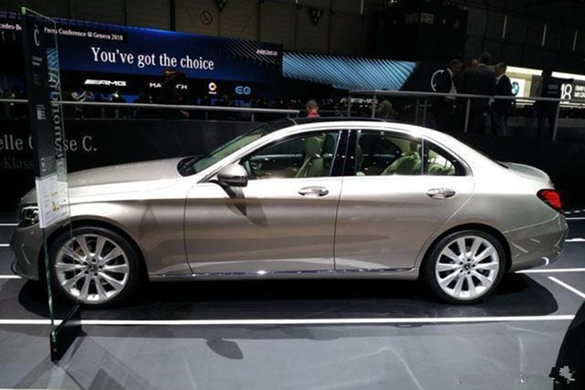 奔驰C级■奔驰这次真火了！买不起迈巴赫选它，配无框门不足30万，奥迪A6都眼红了