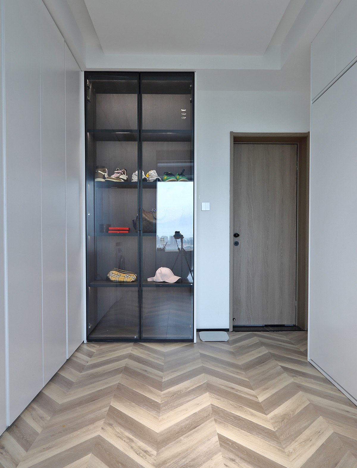 |他家130㎡三居室，一人独住，装修花费40W，客厅现代简洁清爽自然，浴缸放阳台，豪气，忍不住晒晒