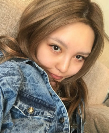 刘晓庆■周扬青对着镜子自拍，不料身后男士拖鞋太抢镜，网友：这下藏不住了