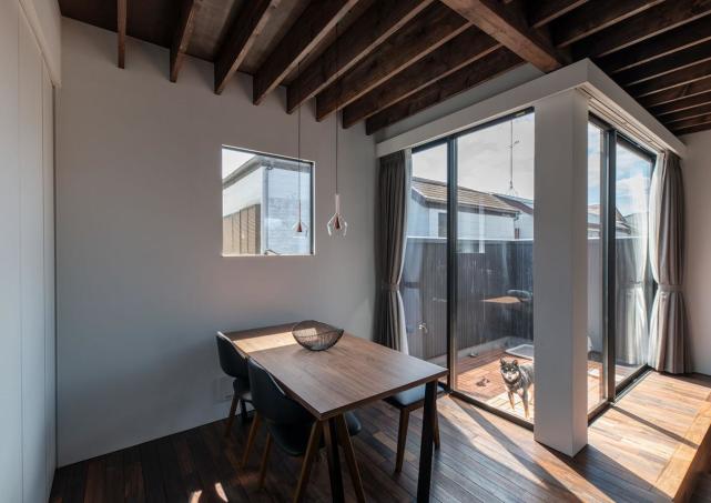 |老公亲自设计装修，非要在客厅挖个坑，说可以省买沙发和电视柜