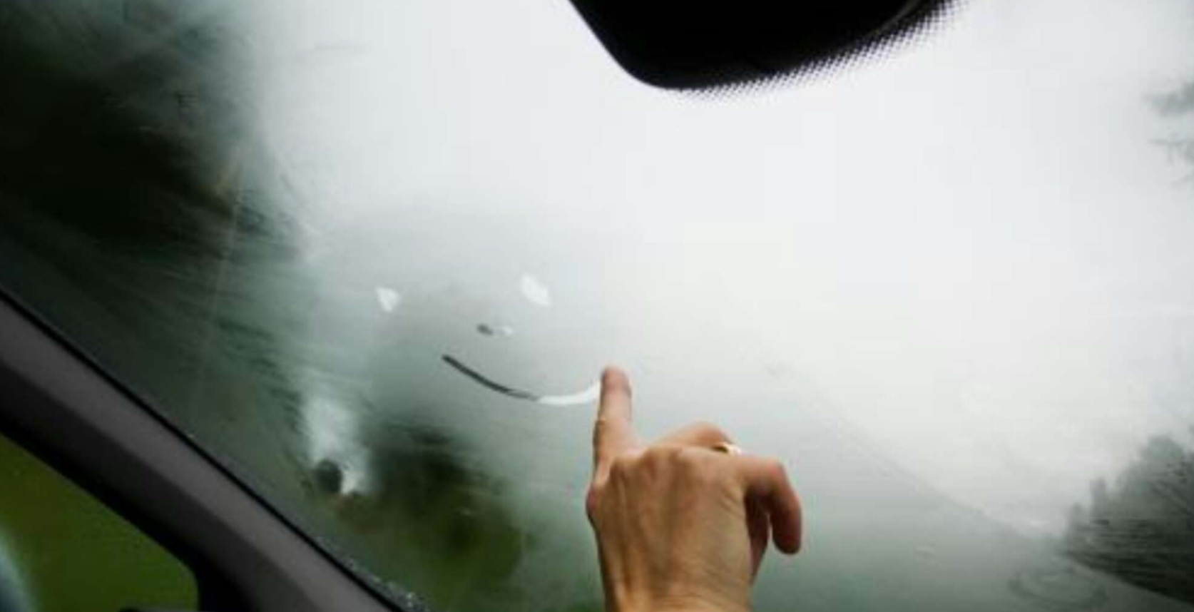 |开这么久的车才明白，车窗起雾不需要吹暖风，学会这招车窗亮如新!