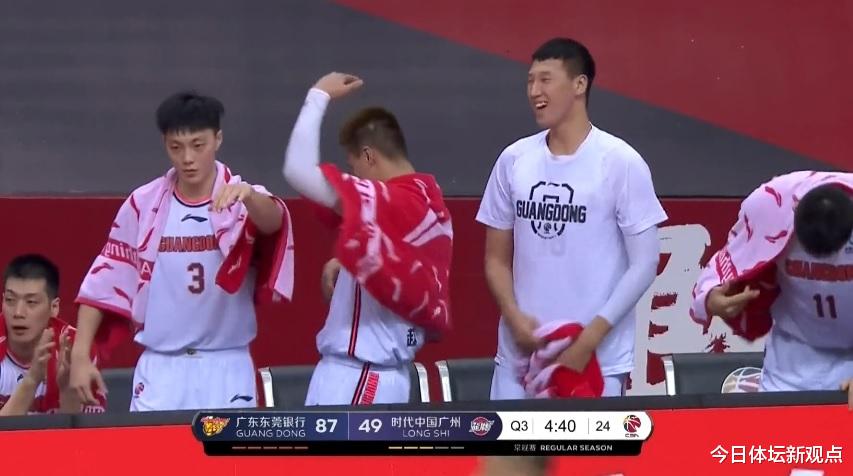 徐杰|CBA写意一幕:徐杰不看人传球,解说被征服,队友起立欢呼看嗨了