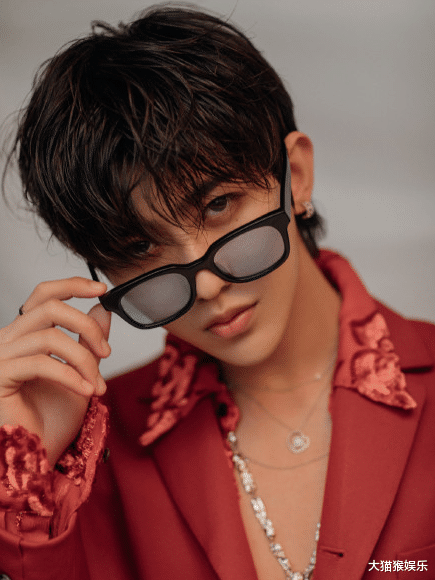 情人|蔡徐坤《情人》歌词遭魔改，激光舞台上也是太拼了