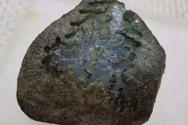 『邮票』10年前3000收购的翡翠原石，一刀切开极品玻璃种！