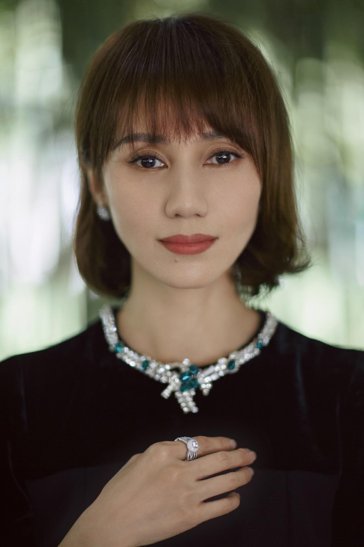 小黑裙|袁泉不愧为百花奖最佳女配角,穿小黑裙简约典雅,干练短发超有范