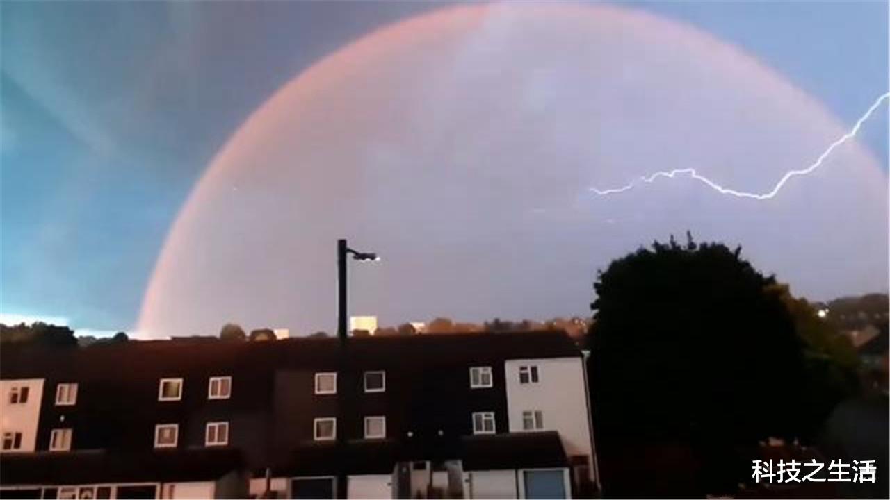 「」英国伯明翰出现异象，类似“红色穹顶”，难道真有“结界”？