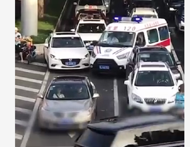 车史汇编 救护车多次鸣笛，前方4辆车做法不同，素质高下立现
