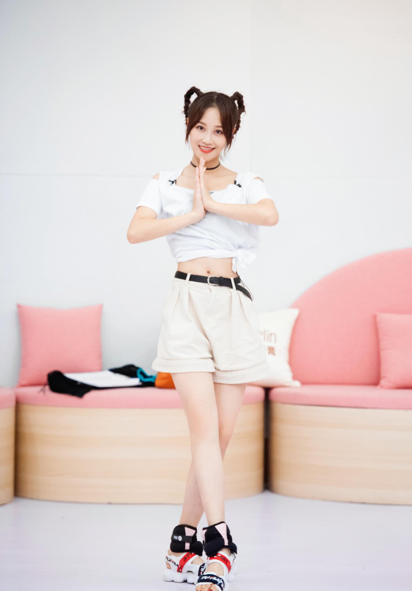 穿衣搭配|30岁的蓝盈莹衣品也太好了吧，休闲套装搭配齐肩短发，简约又精致