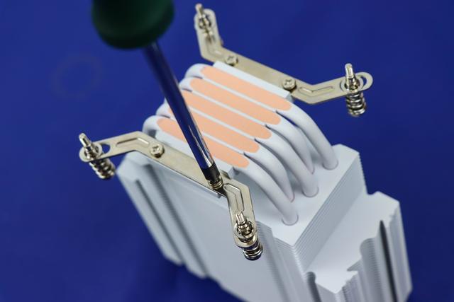 散热器|电脑温度下来了！我亲自动手体验鑫谷冰焰V5高性能导热硅脂