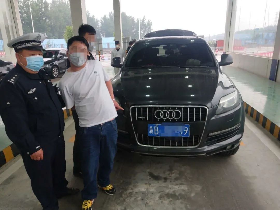 中国禁毒|女子贩毒被抓，警方顺藤摸瓜抓“大鱼”！看高速路检查站的抓捕