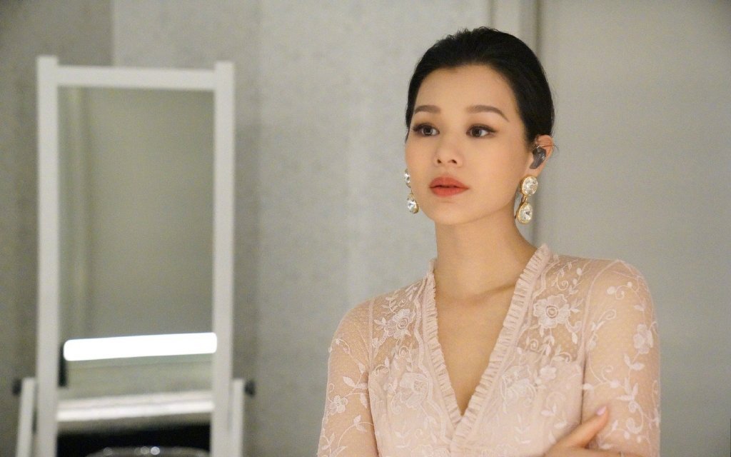 连衣裙|胡杏儿39岁气质更加高级，一袭连衣裙衣服搭气质全开，优雅大气