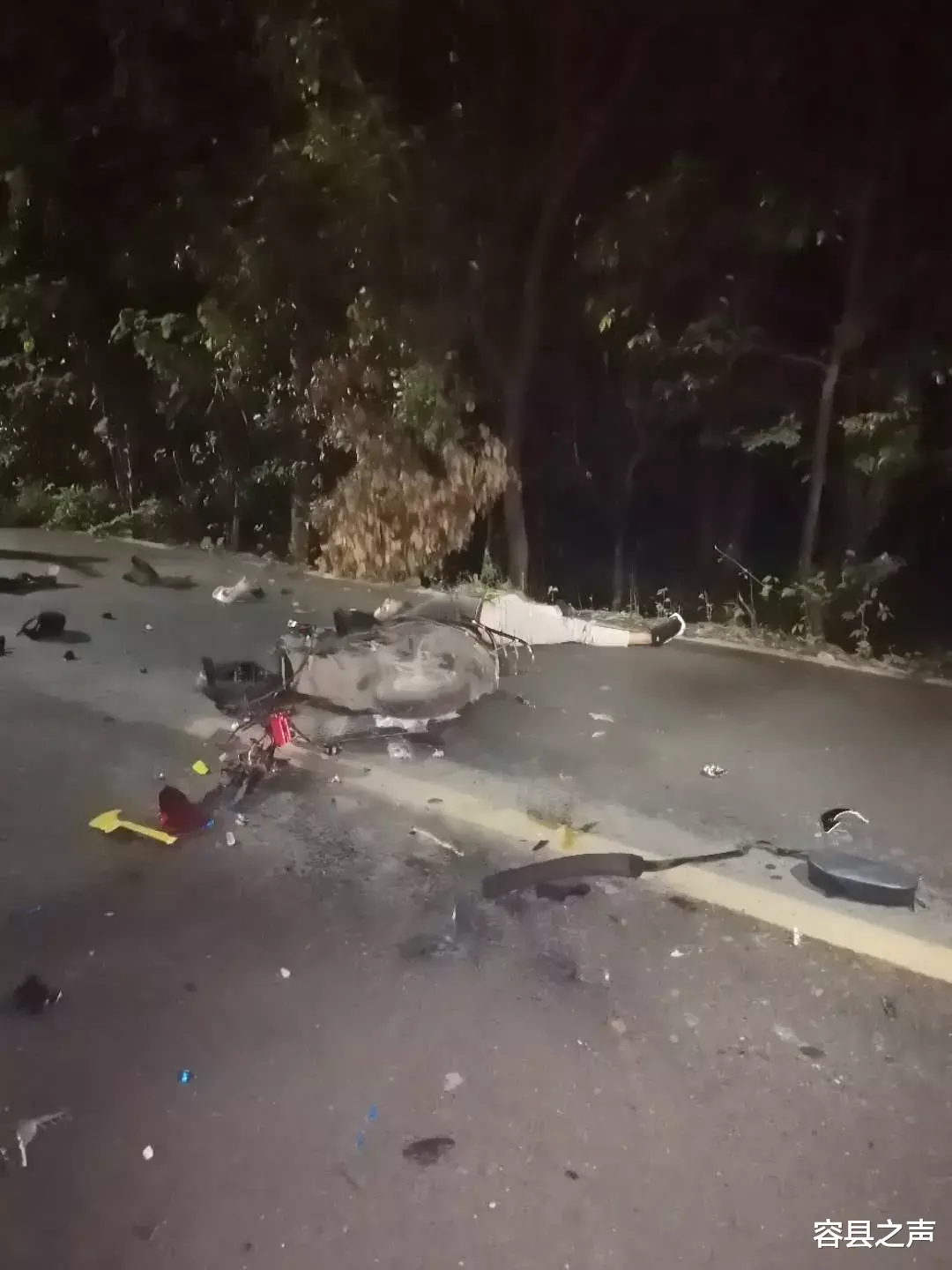 容县之声|突发丨广西一摩托车与电动车迎面相撞，车身散架，两人倒地一动不动！