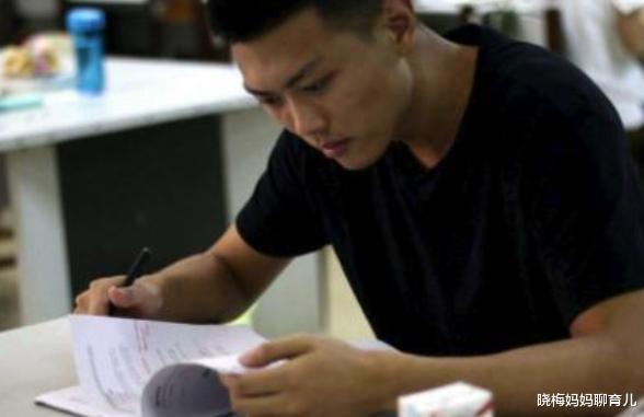 大学生|农村家庭考上2个985大学生，父母却因学费流泪，网友：穷人的悲哀