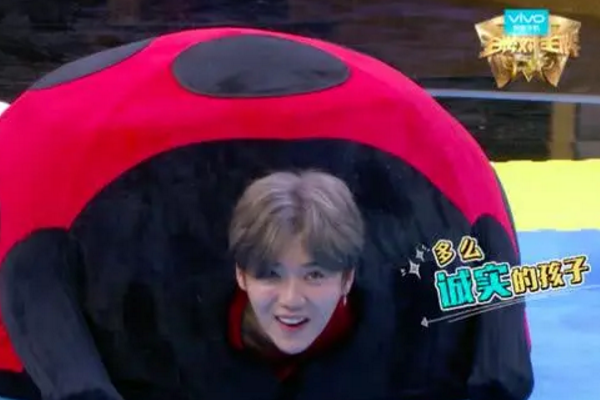 『王牌』关晓彤发文告别《王牌》,透露下季嘉宾,导演也在努力邀请鹿晗