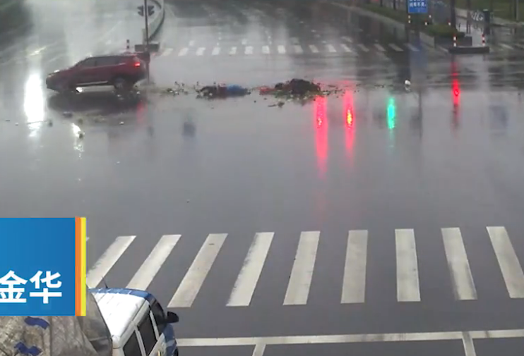 话晴空|轿车与闯红灯电动车碰撞，交警判轿车担次责，还遭电车主索赔50万！