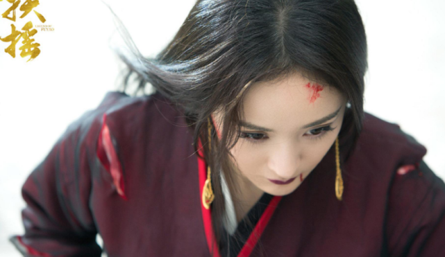 当红女星|同样是黑化，四大当红女星都要靠化浓妆，唯独她一个眼神就足够！
