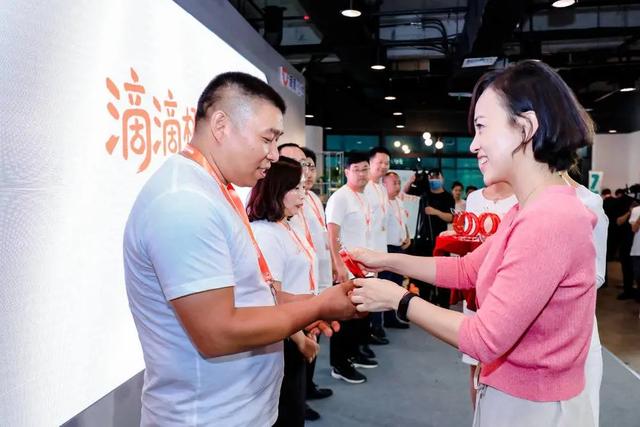 虎嗅APP|那些改变命运的滴滴司机