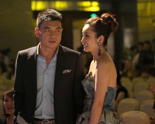 「秦海璐」演十几年抗战剧,收入却是妻子的十分之一,妻子如今还火得不像话