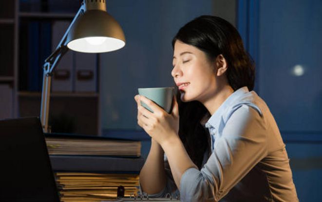 熬夜：经常熬夜伤肝“不浅”，医生：2个方法，你的肝会感谢你