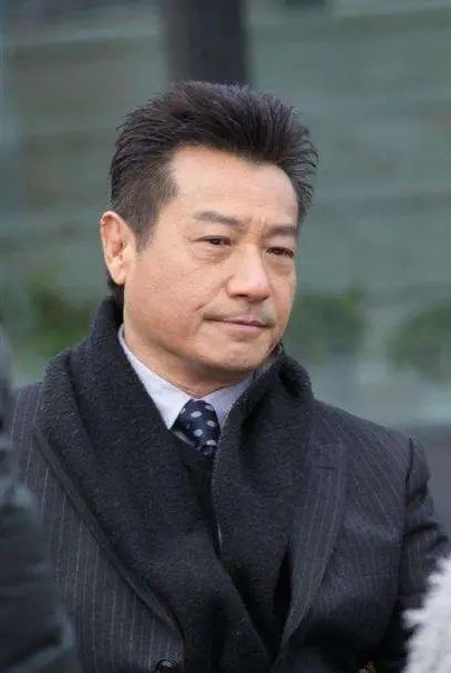 石修|73岁老戏骨石修保养有术，和儿媳贴脸照，完全看不出年龄差