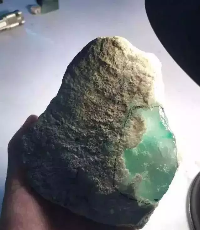 ##老缅摊入手的翡翠原石，切开让人大失所望，成品被师傅完美逆袭！