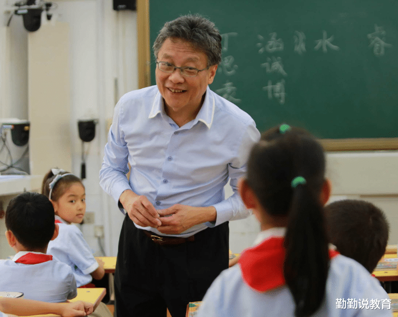 |小学生“请假条”火了，7个字阐明请假原因，老师：谁都有那时候