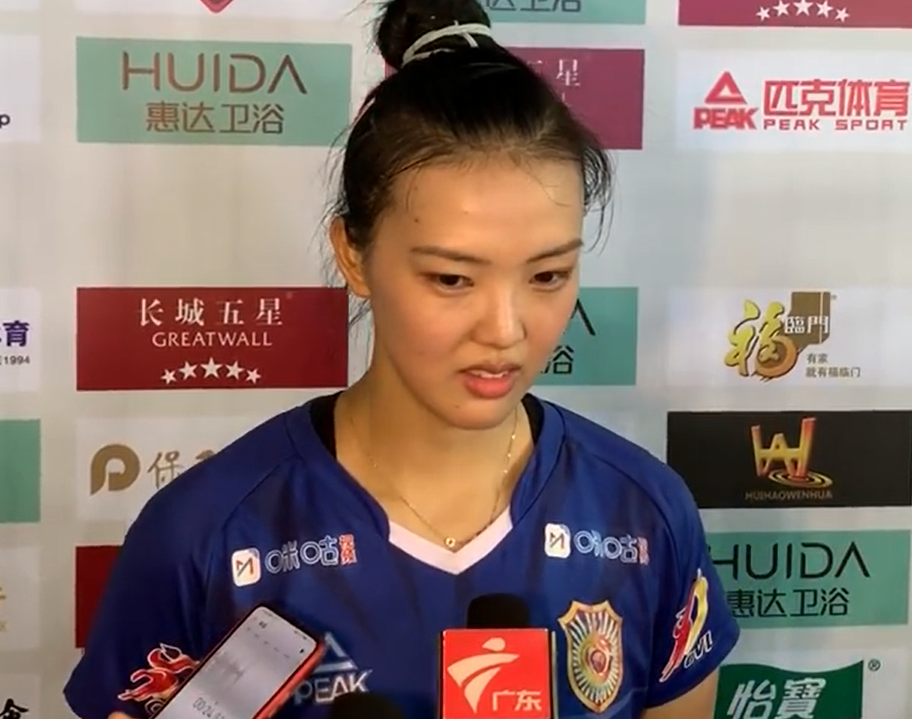 魏秋月|女排前队长捧蛋糕鲜花庆生，老公陪魏秋月看电影 张常宁赞李盈莹