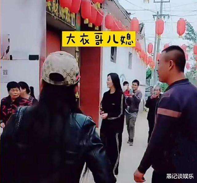 侯佩岑|朱之文百万儿媳回婆家,一身名牌很神气,下地看望公公不换装