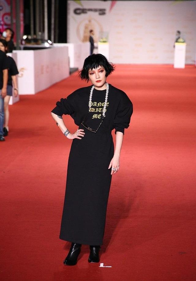 孟鹤堂|金钟奖百花奖只差一天，走红毯的女星却完全不能比