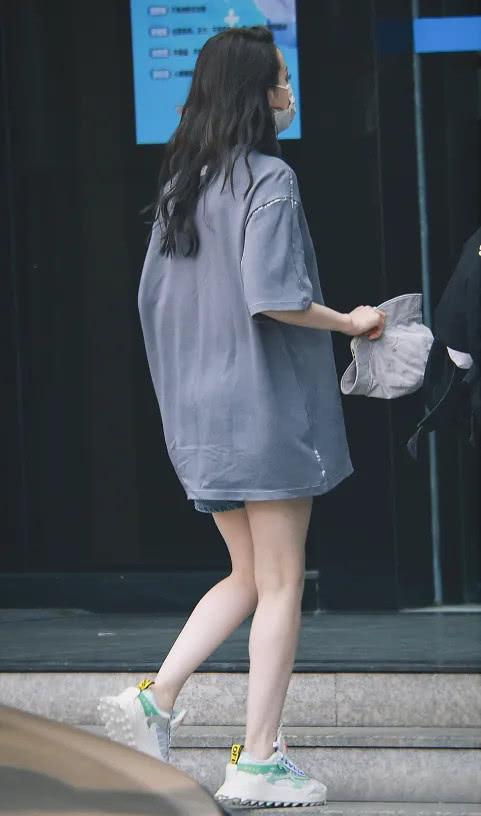 迪丽热巴@迪丽热巴录制《快本》被抓拍，T恤牛仔超时尚，终于暴露真实腿型