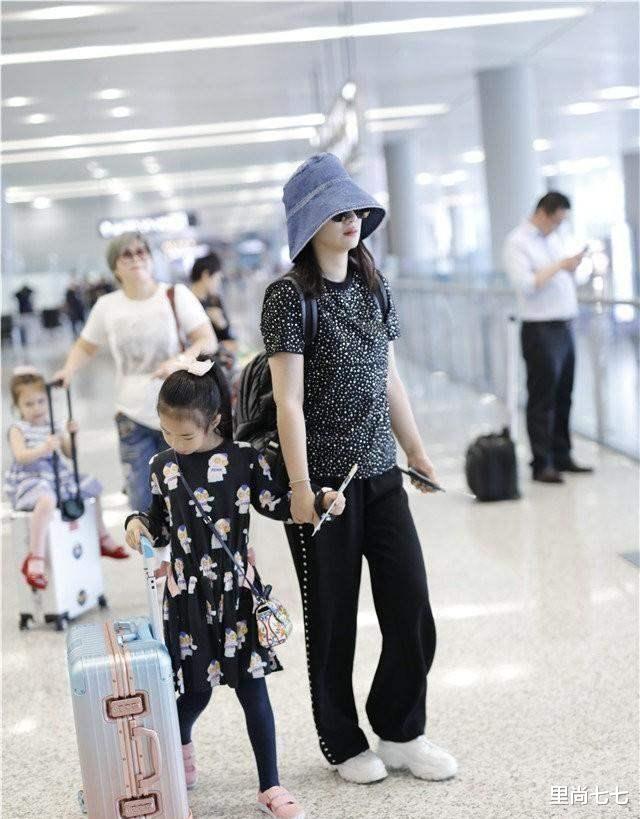 黄奕■黄奕带女儿走机场,女儿被香奈儿打扮亮眼,还和妈妈涂一样的红唇