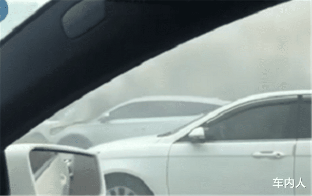 比亚迪唐dm■国产车比亚迪唐DM“冒烟”,现场黑烟肆起,过往车辆都在观望