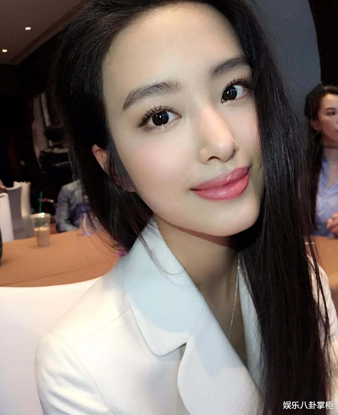 「刘亦菲」力捧刘亦菲，豪送180万成人礼，陈金飞为何转身宠幸了杨采钰？