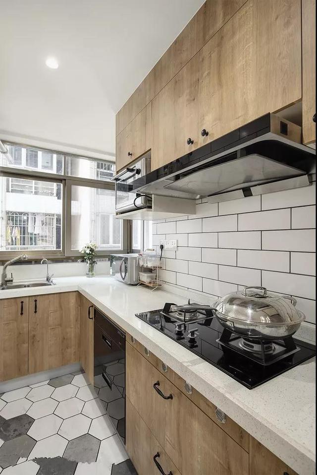 「」安装老师傅今天偷偷跟我说，选这种橱柜台面，绝对能用四十年！