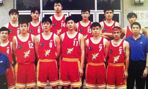 #中国男篮#为啥中国男篮越打越差,球迷:看看上一辈球员的照片,原因找到了