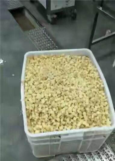 话晴空|云南某中学被曝给学生吃剩饭烂菜：家长包围县长讨说法，食堂人员却怼工商局