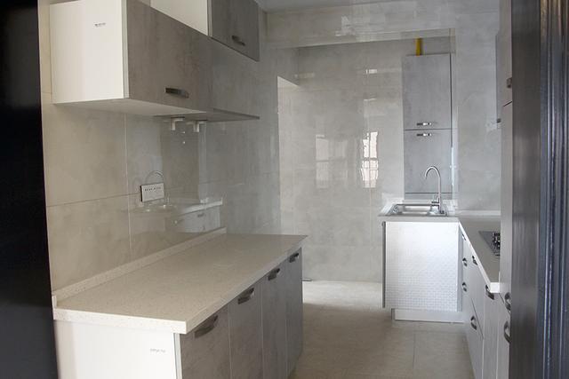 『』硬装终于结束了，我觉得电视墙和地砖上档次，邻居说柜子特别漂亮