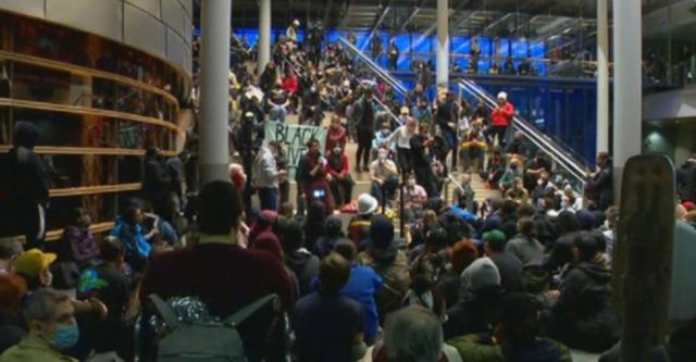 贺兰山■美国抗议者涌入西雅图市政厅，此前宣布成立“自治区”