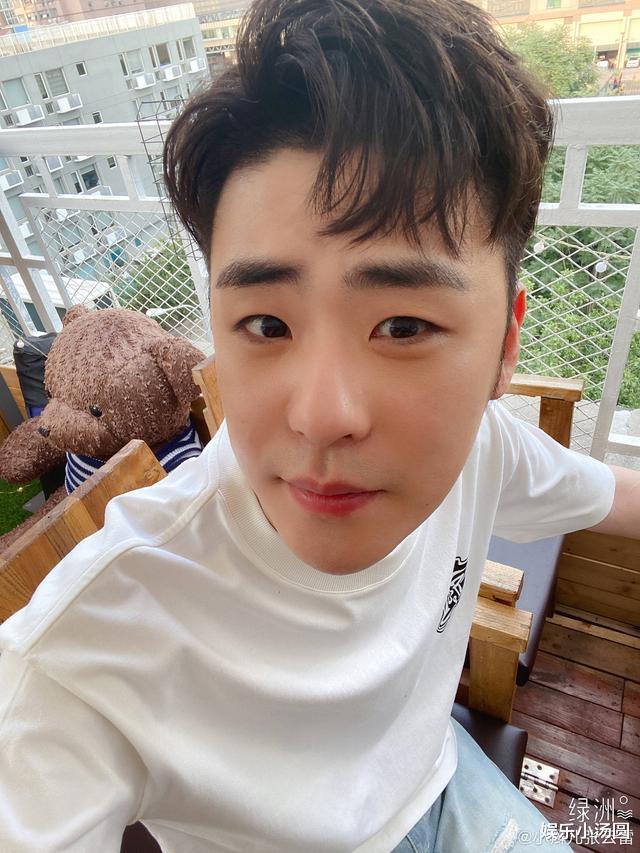 张云雷|张云雷参加音乐节，终于实现他的歌手梦，谁注意到他的走路姿势？