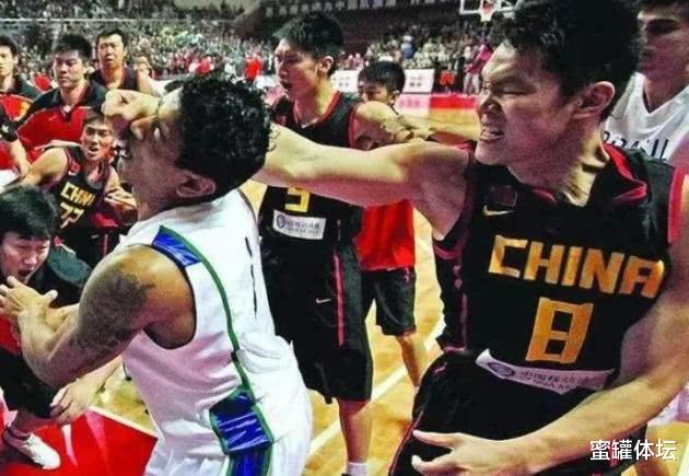 「易建联」中国男篮打架能力最强的5位球星：易建联上榜，榜首当之无愧