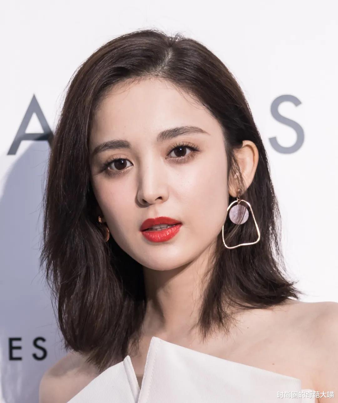 古力娜扎|娜扎再现浮夸演技？呆板表情全靠颜值撑，还不如未修图硬照好看