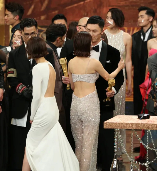 TVB頒獎禮女星穿搭很吸睛，可惜全屏皆贅肉，何雁詩肌肉腿搶鏡-圖4
