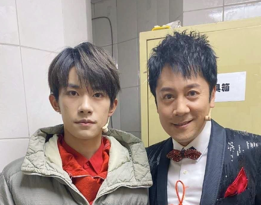 蔡国庆|千玺服装借鉴奥特曼?蔡国庆穿弟弟同款有点搞笑,欢乐喜剧人实锤