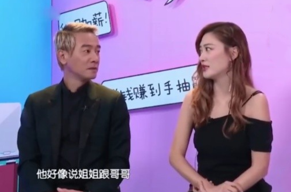 jasper|7岁Jasper学钢琴啦！窝陈小春怀里显娇小，应采儿温柔指导超温馨