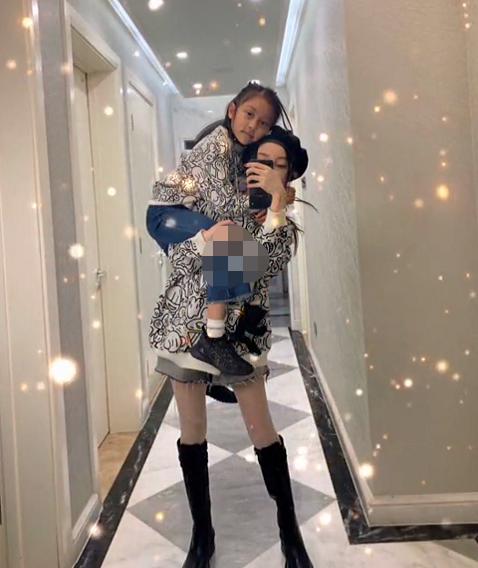 李小璐|李小璐单手扛女儿，嫌甜馨太重表情狰狞，甜馨颜值下滑皮肤太黑