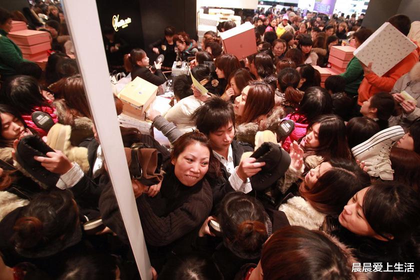 网红景点|中国游客到泰国旅游,贪心的抢购这种东西,网友:这也太丢人了吧